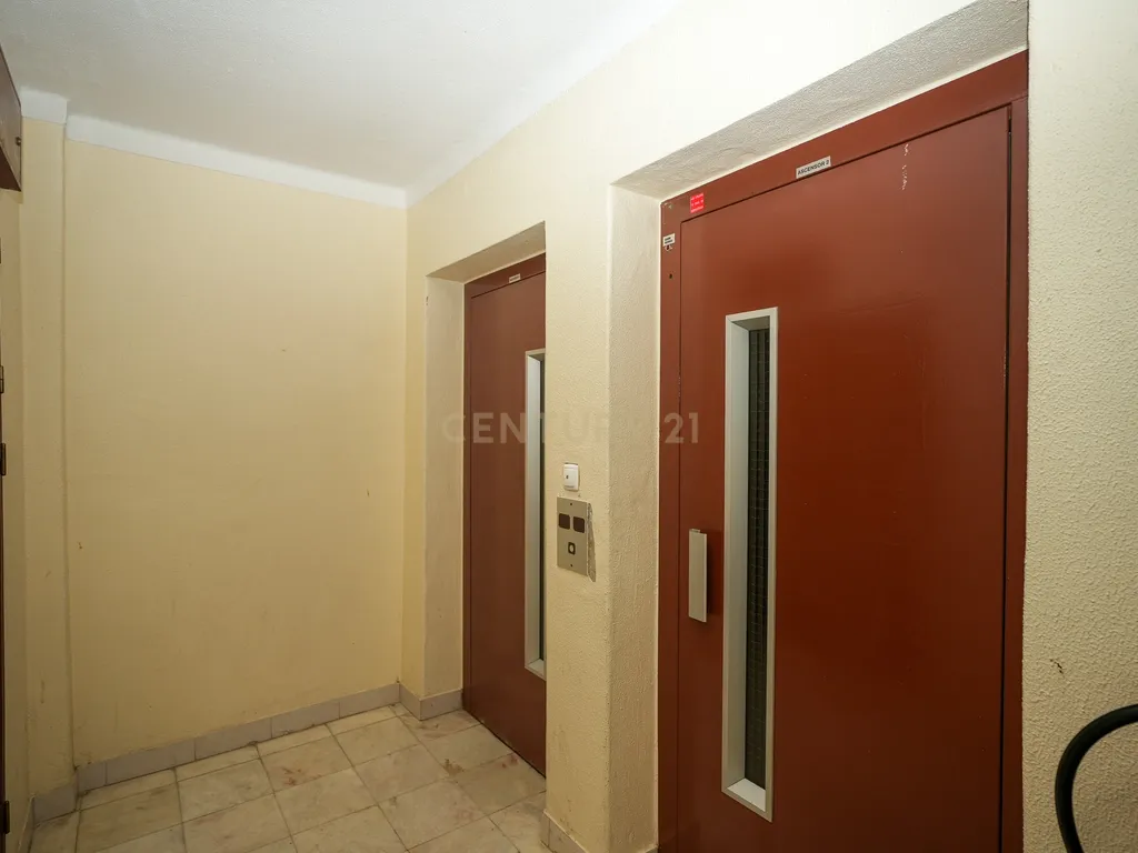 Apartamento de tipologia T2, com varanda, 1 wc e arrecadação, localizado em Agualva – Cacém, inserido em prédio de construção de 1996. - Image 3