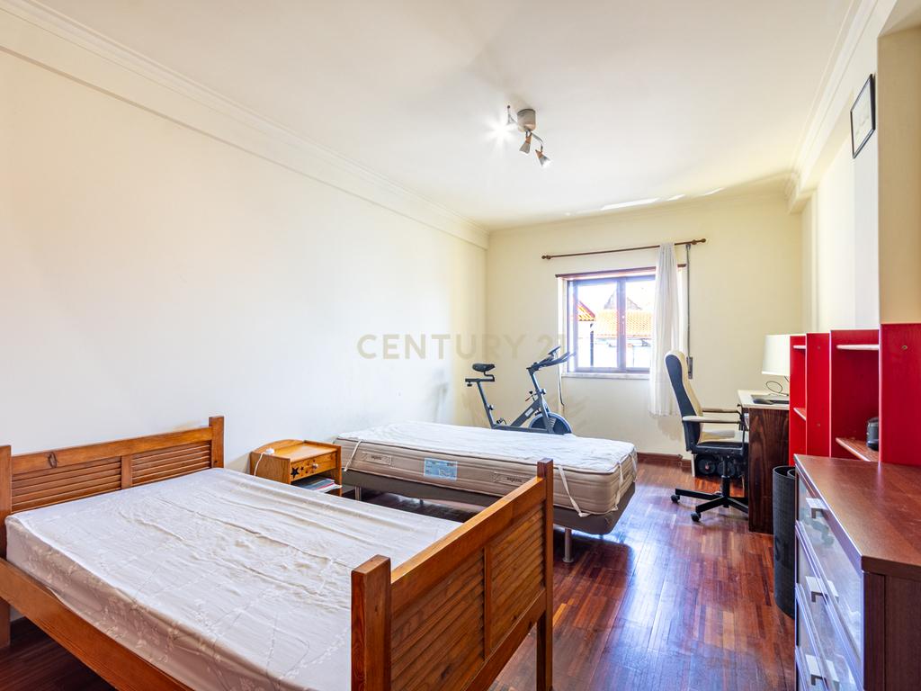 Apartamento T2 Espaçoso com Garagem Box e Arrecadação – Pedernais, Ramada - Image 10