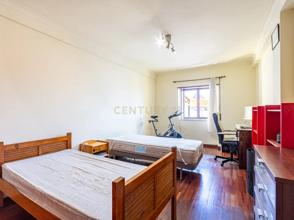 Apartamento T2 Espaçoso com Garagem Box e Arrecadação – Pedernais, Ramada - Image 10