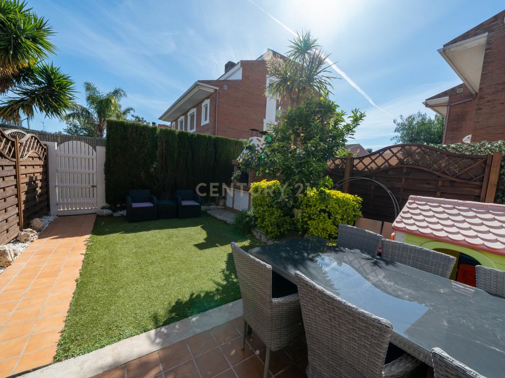 Apresentamos-lhe uma magnífica moradia em Cambrils — perfeita para quem procura conforto, estilo e excelente qualidade de vida na Costa Dourada. - Image 3
