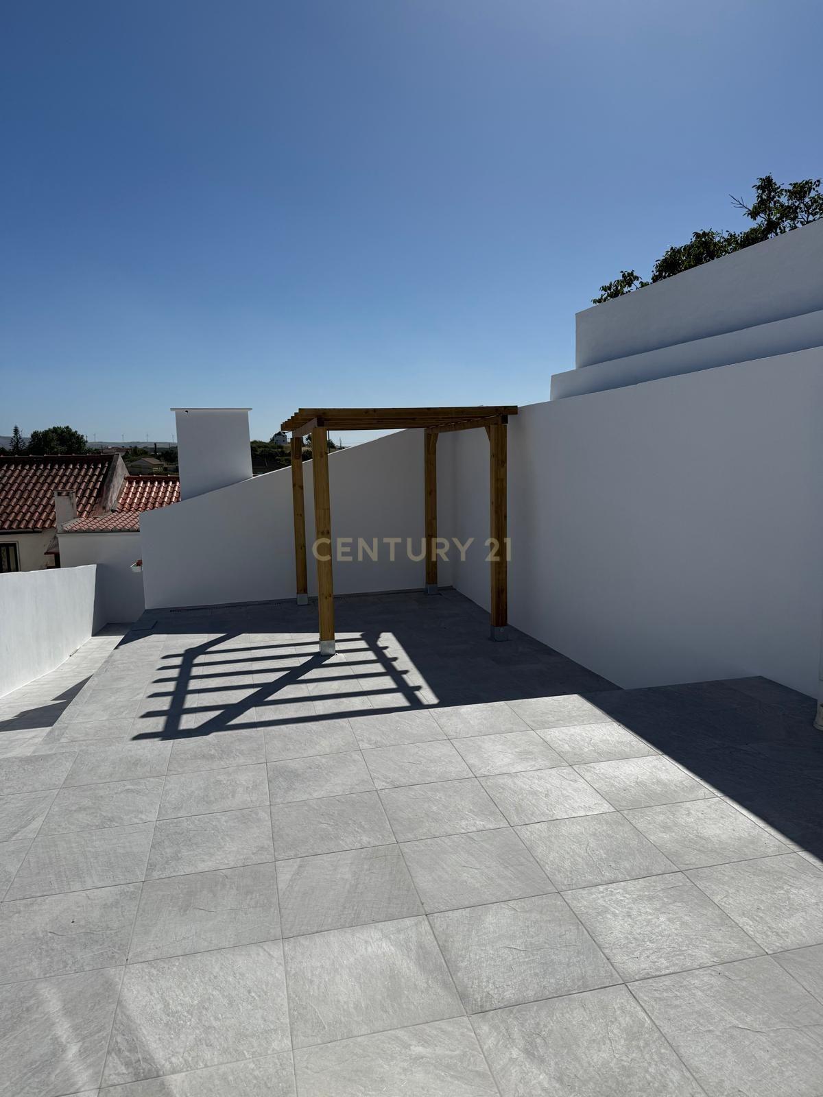Fotografia 10 de Moradia T1+1 totalmente remodelada no Curvel com garagem e pátio exterior.