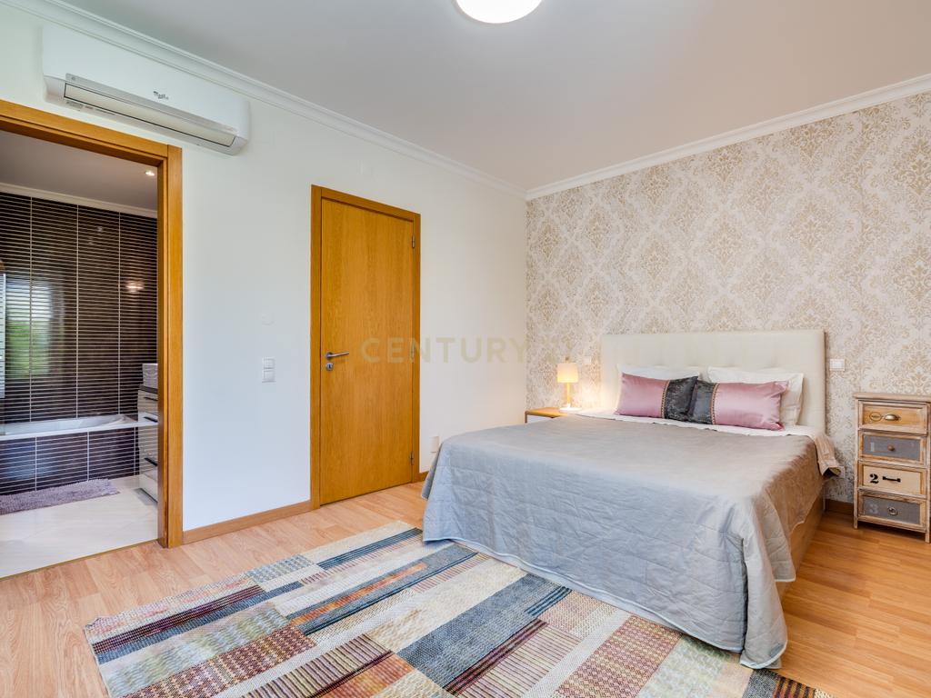 Moradia T2+1 geminada | Piscina - Garagem | Localização: Ferreiras, Centro - Image 31