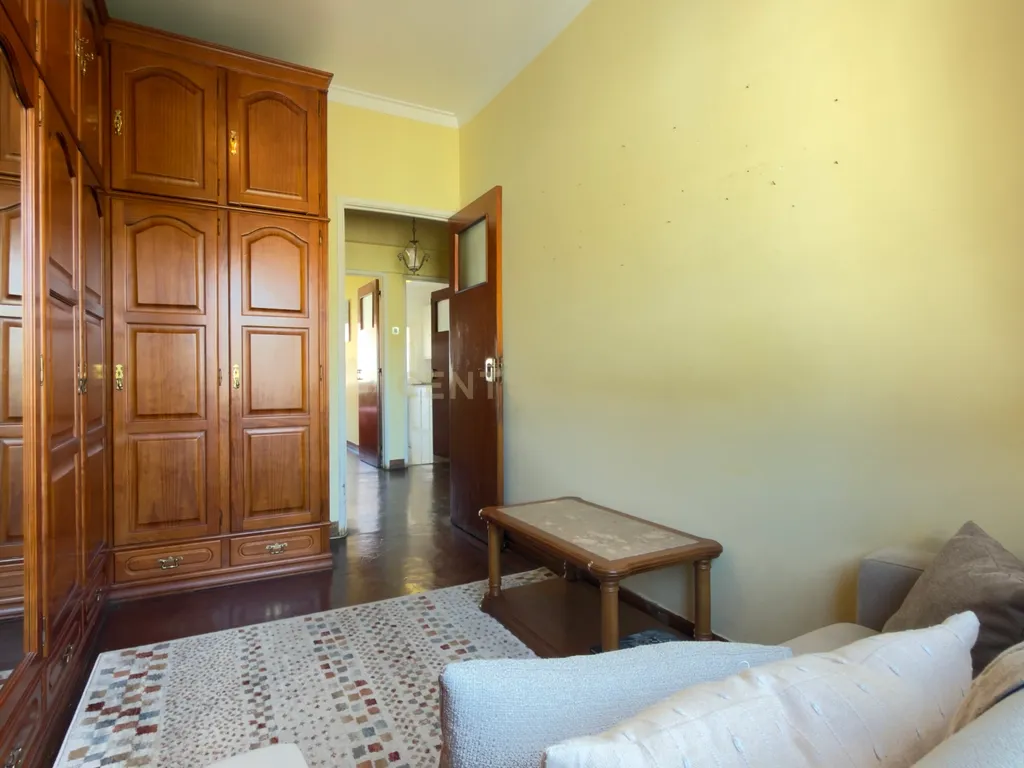 Apartamento T2 para remodelar com vista para o Convento de São Vicente - Image 13