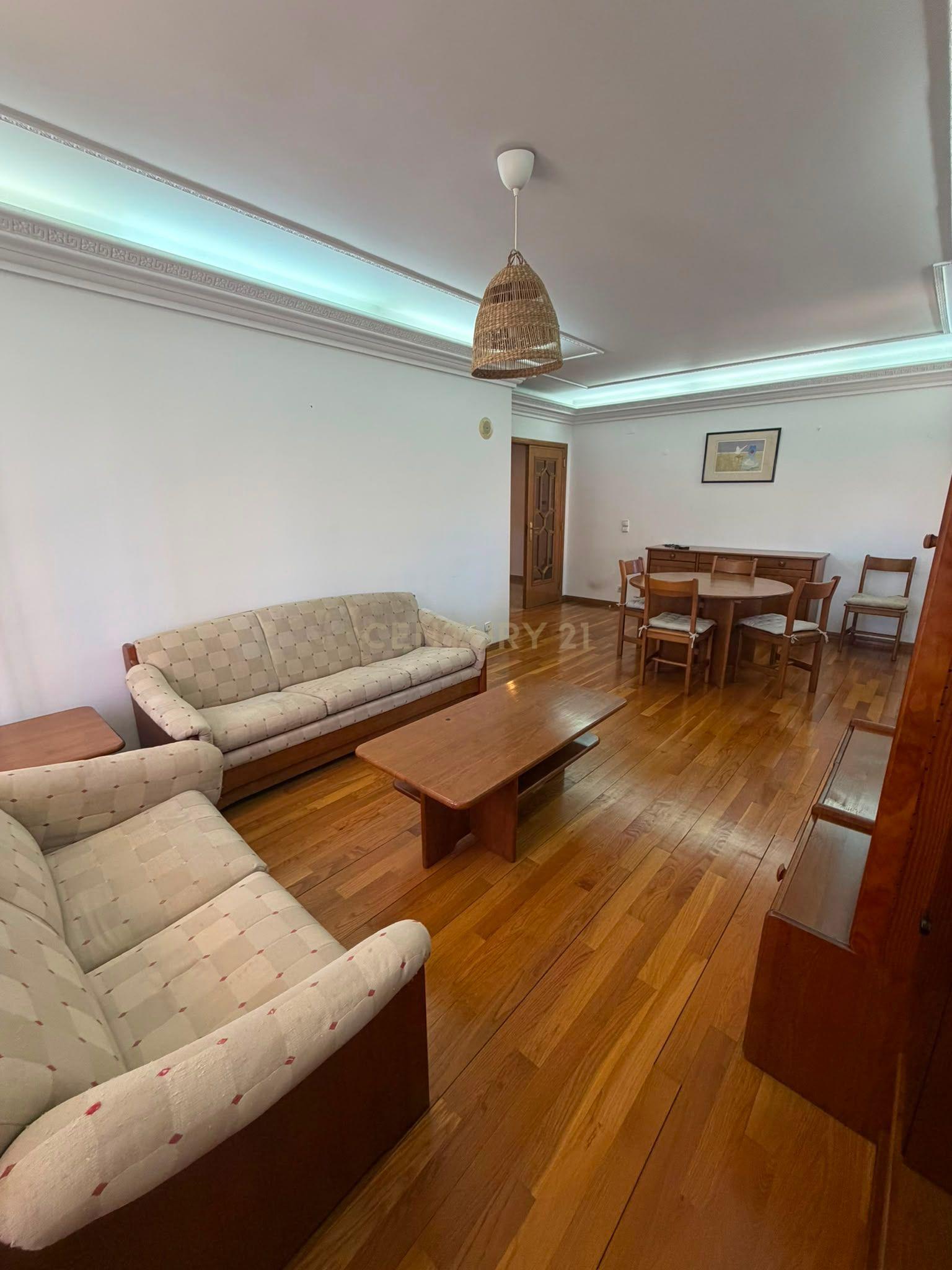 Fotografia 4 de T1 mobilado com 70 m² e garagem junto ao Metro das Laranjeiras