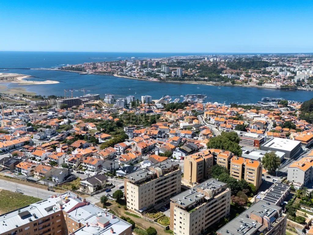 T4 com terraço de 120m² e vistas de mar e rio | Canidelo - Image 36