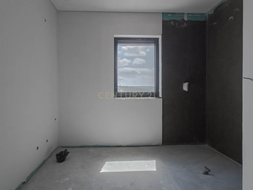 Apartamento T2+1(T3) último piso na cobertura com vista mar, com garagem dupla e arrumos o +1 com luz direta. - Image 9