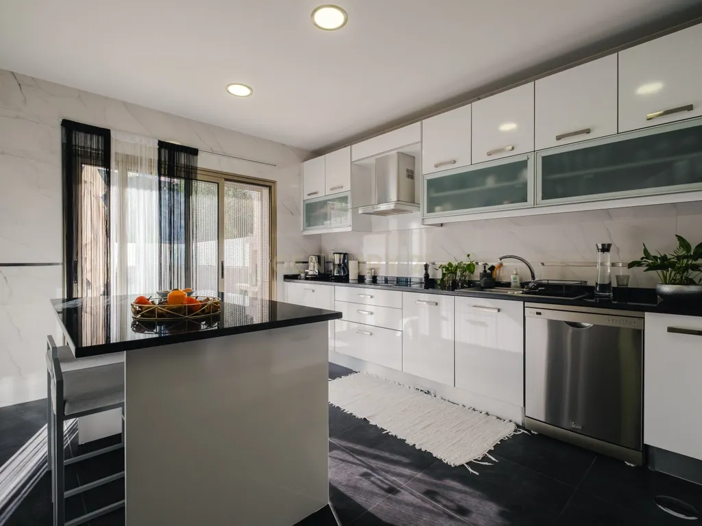 Moradia T4 com 255 m², Suíte Generosa, Jardim e Garagem para 3+ Viaturas | Astromil, Paredes - Image 17