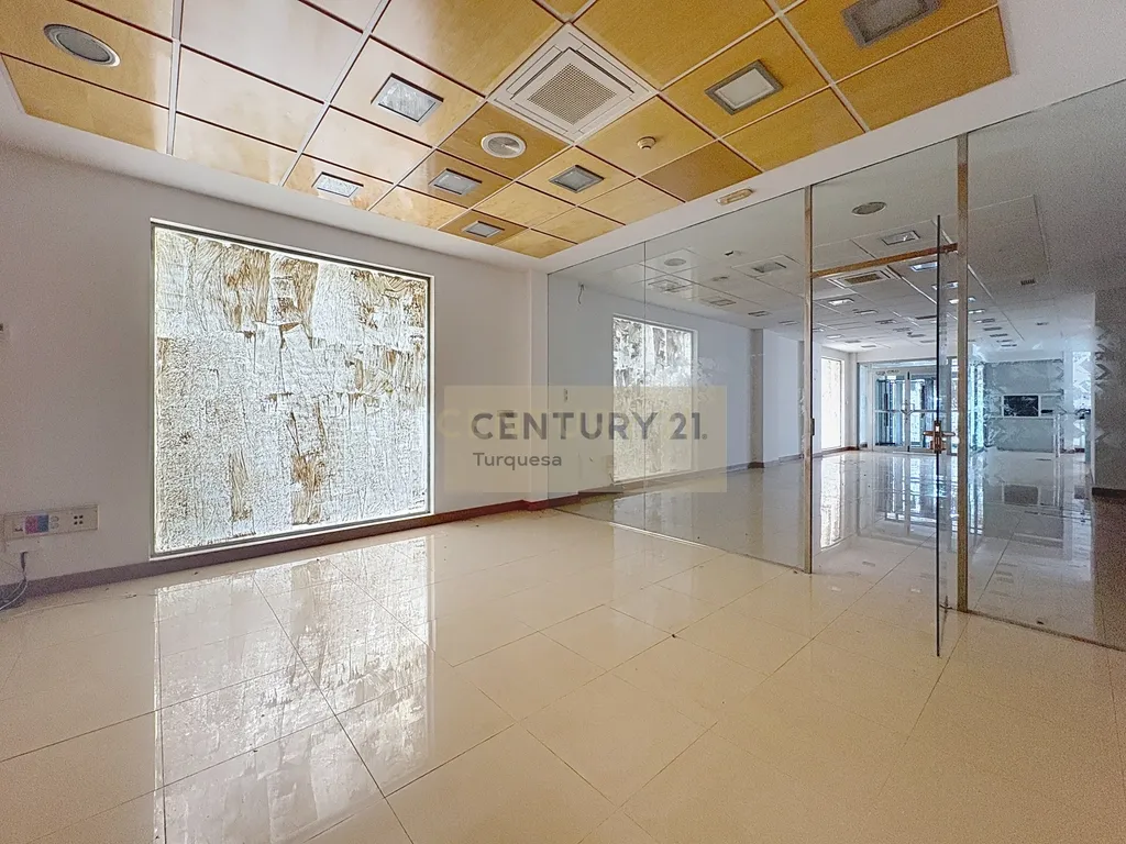 Amplo local comercial em Benalmádena, Málaga, com excelente localização - Image 2