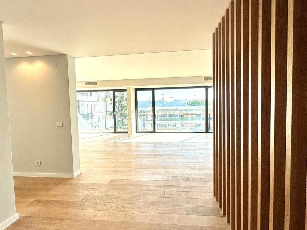 Apartamento Duplex T4 Novo na Rua Bartolomeu Dias, em Belém – conforto, modernidade, luz natural e espaço em Belém - Image 2