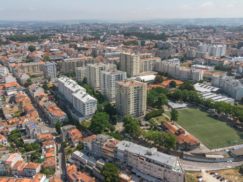 Apartamento T4 transformado em T3, com Arrecadação e Garagem – Rua Alves Redol, Porto - Image 35