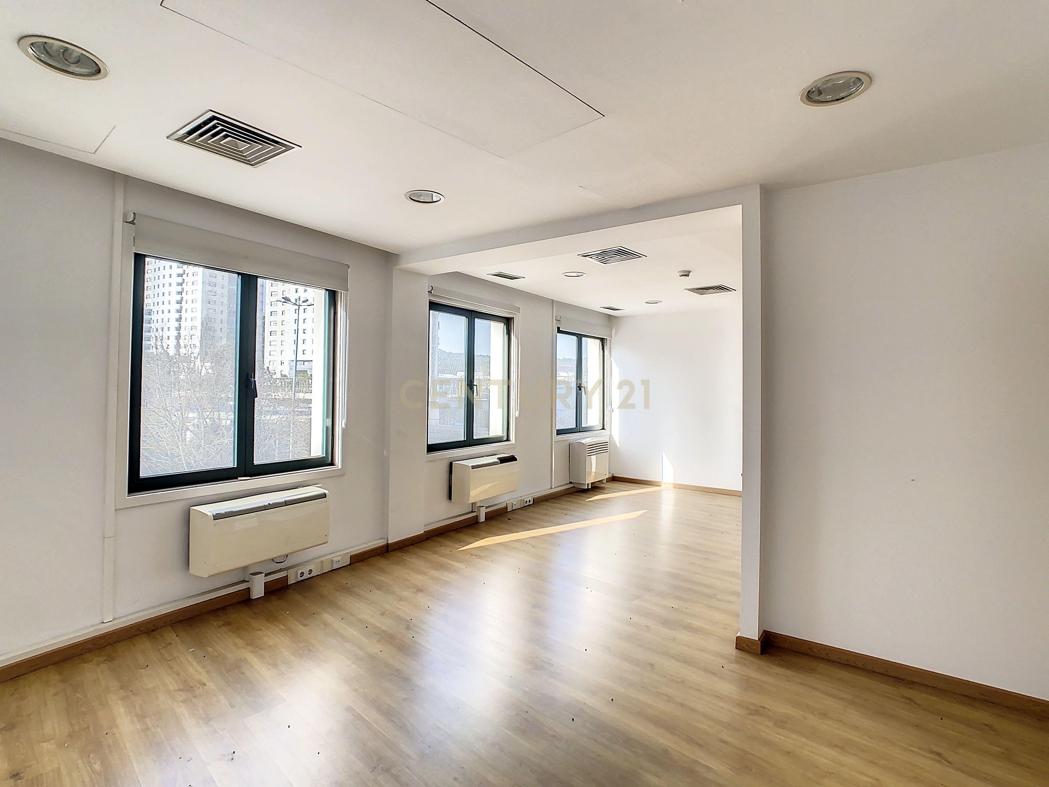 Fotografia 12 de Escritório com 55 m2 na Av. Columbano Bordalo Pinheiro, Lisboa