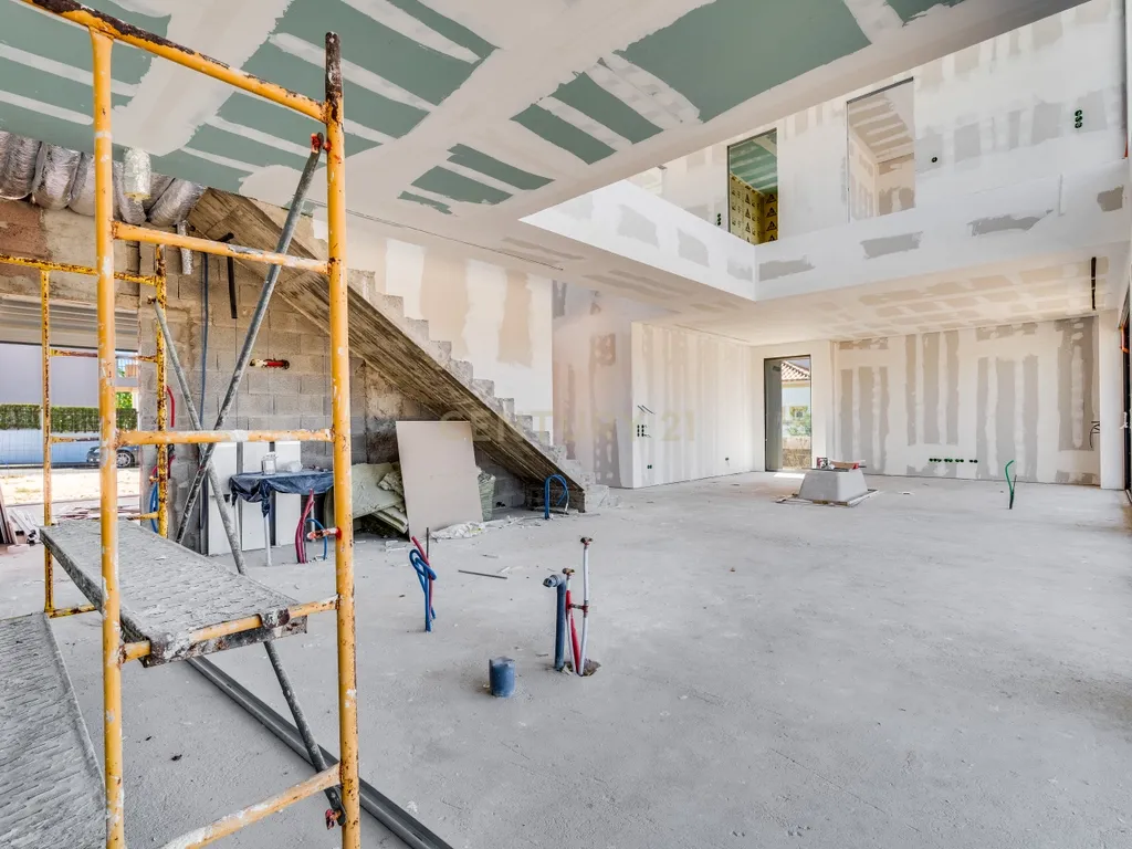 Moradia T5 contemporânea em construção avançada com piscina | Álamos, Guia – Albufeira - Image 9