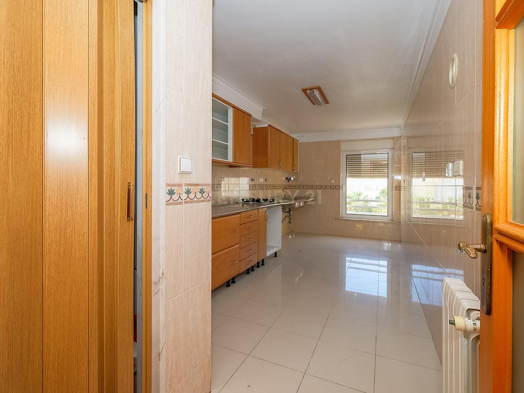 Apartamento T3 luminoso na Parede com varandas, garagem e arrecadação - Image 15