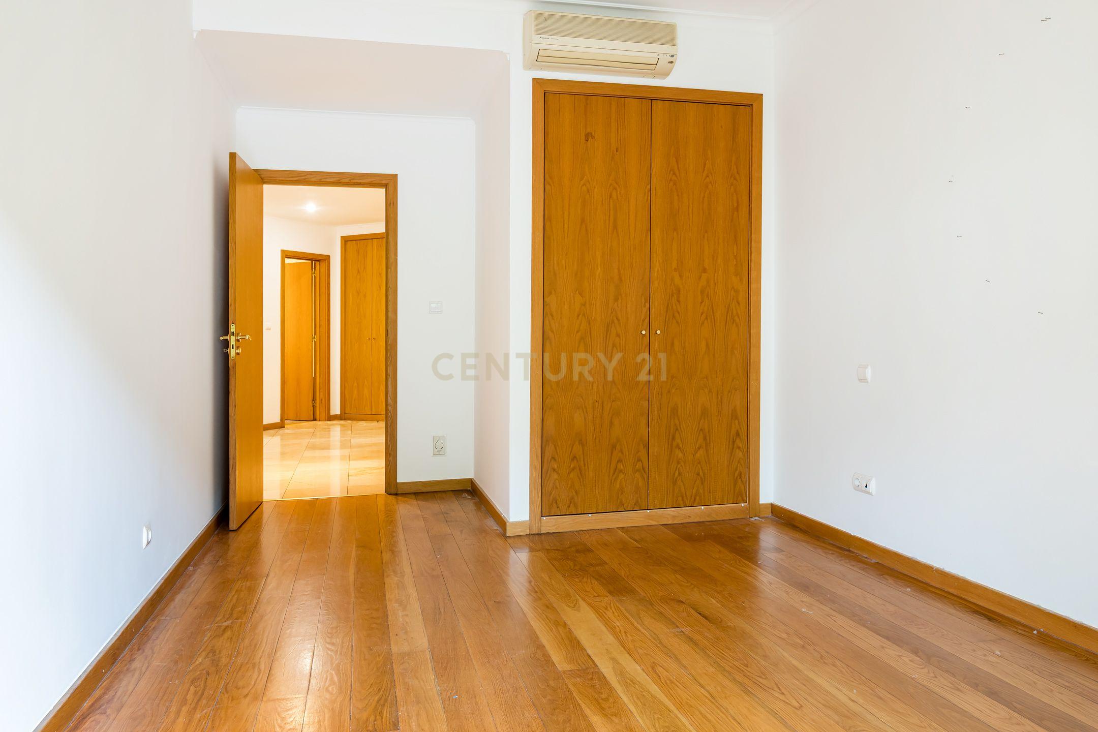 Fotografia 7 de Apartamento T1 com segurança privada, piscina, garagem e arrecadação no condomínio Villa Restelo, Belém. Para Arrendar!