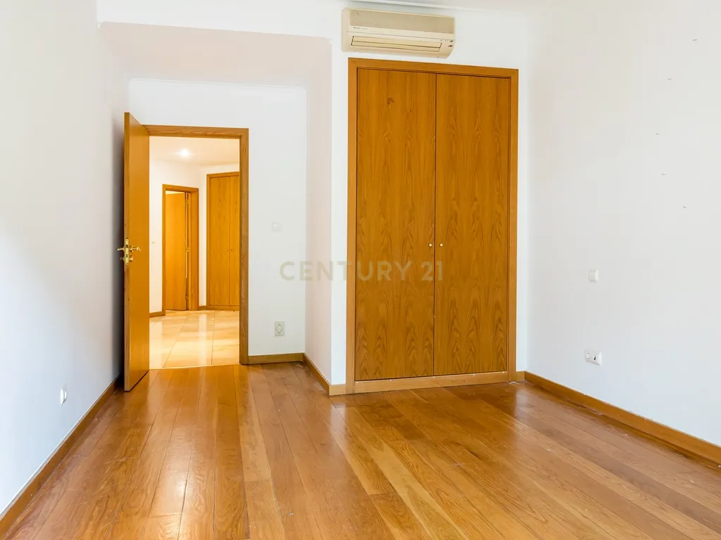 Apartamento T1 com segurança privada, piscina, garagem e arrecadação no condomínio Villa Restelo, Belém. Para Arrendar! - Image 7