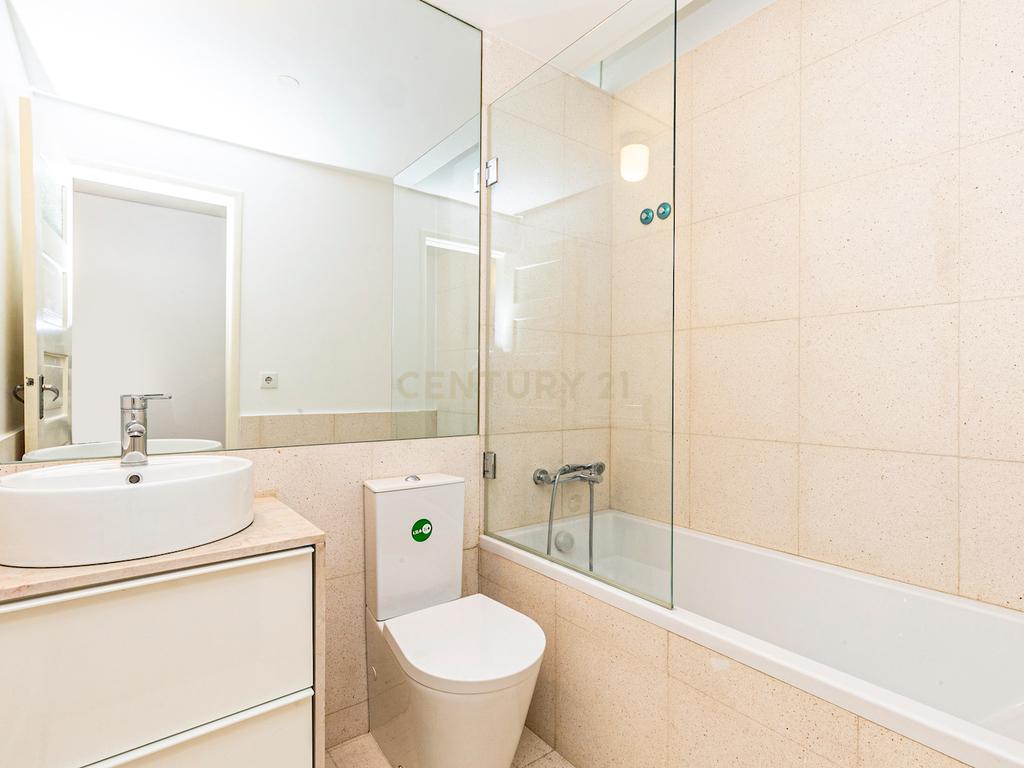 Apartamento T3 renovado para arrendamento na Avenida de Roma com elevador - Image 9