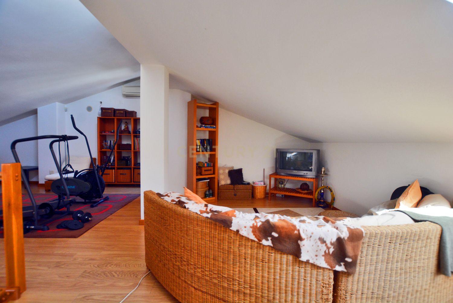 Luxuosa Moradia Renovada com Vista Panorâmica em Loures - Image 40