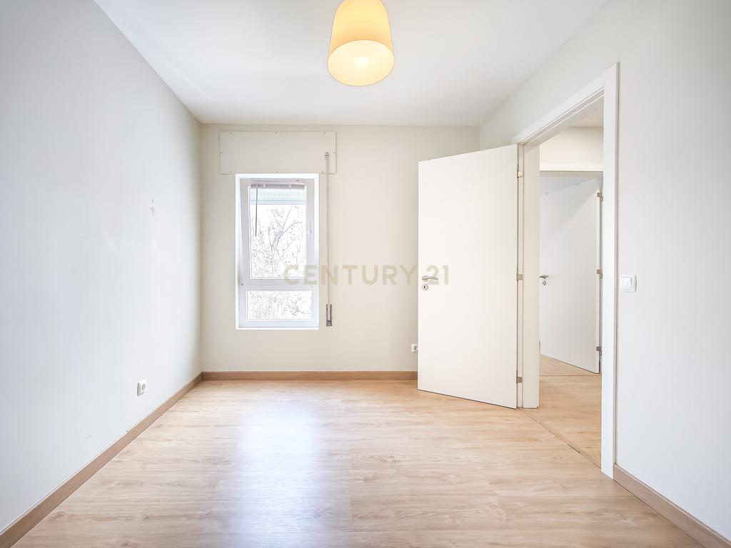 Apartamento Renovado em Cascais com 3 Quartos e Varanda - Image 18