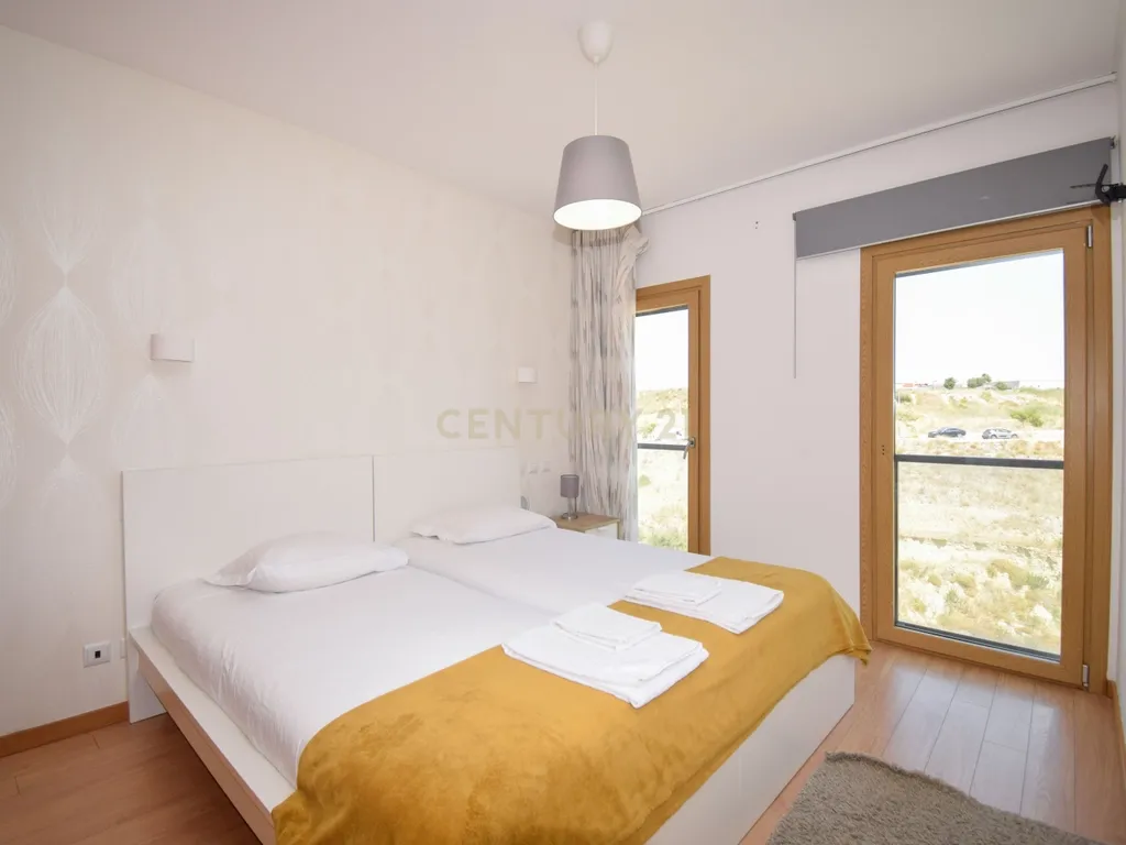 Apartamento T3 com Áreas Generosas e Vista Desafogada - Image 17