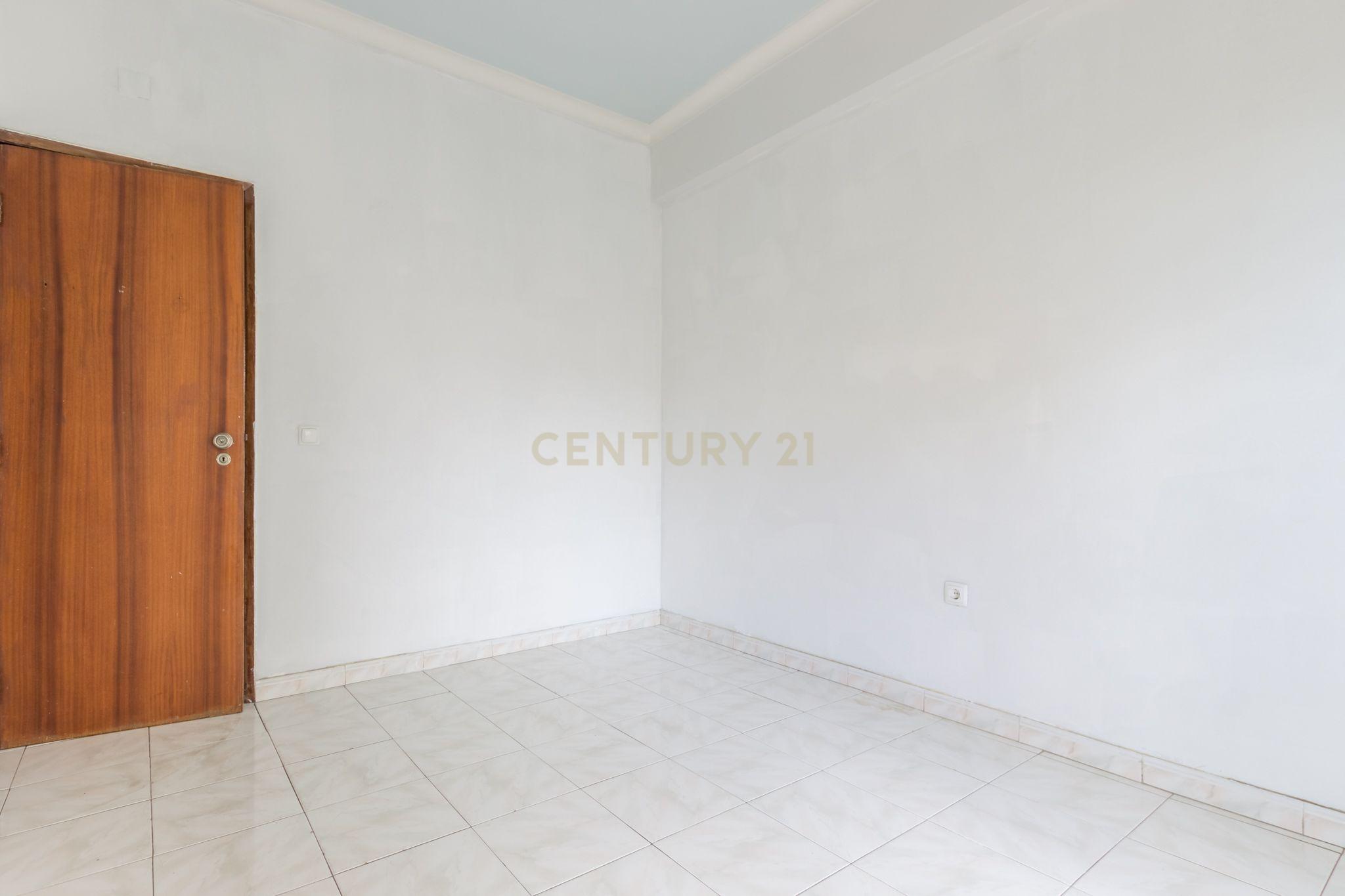 Apartamento T3 em Barreiro com Excelente Localização e Luz Natural - Image 14