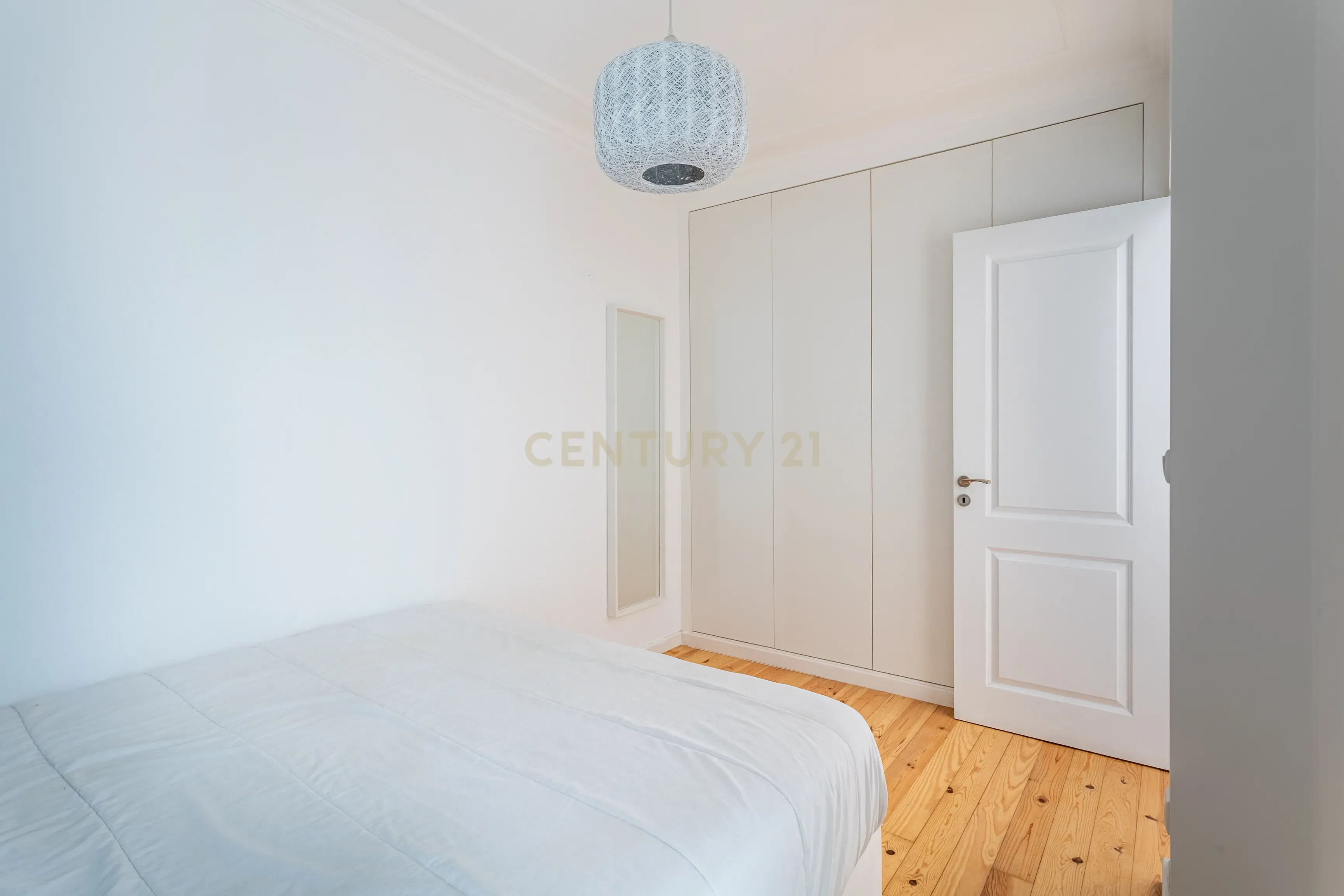 Apartamento T2 remodelado - Campo Mártires da Pátria - Image 12