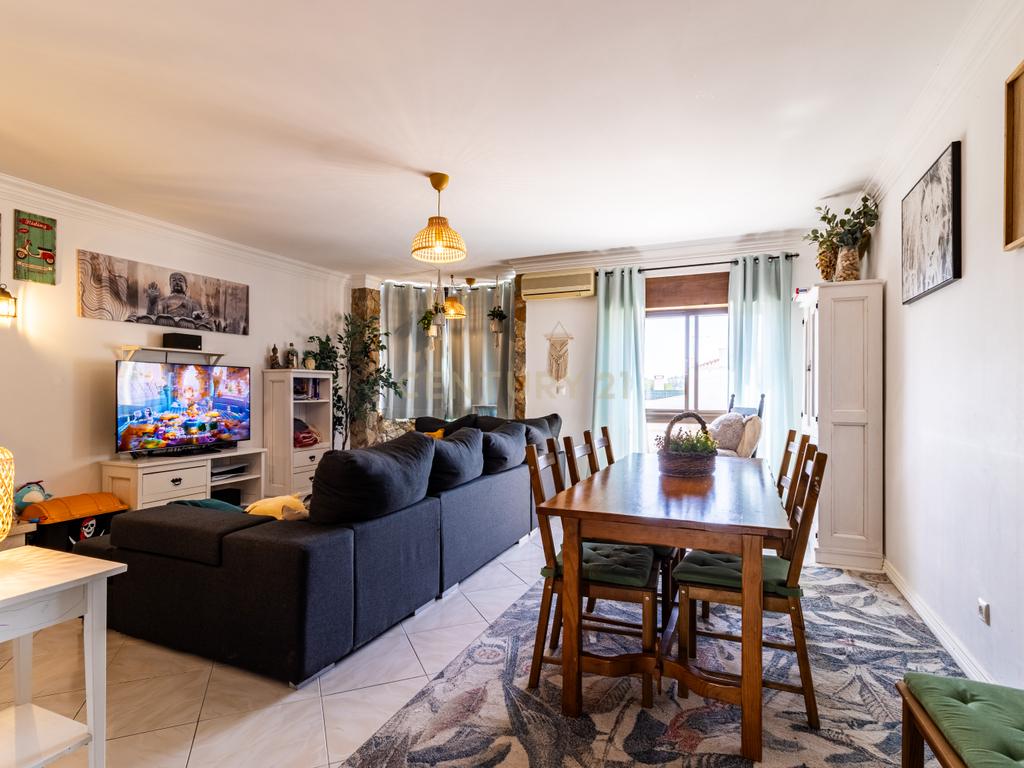 Apartamento T3 Espaçoso e Luminoso em Zona Tranquila de Sesimbra - Image 1
