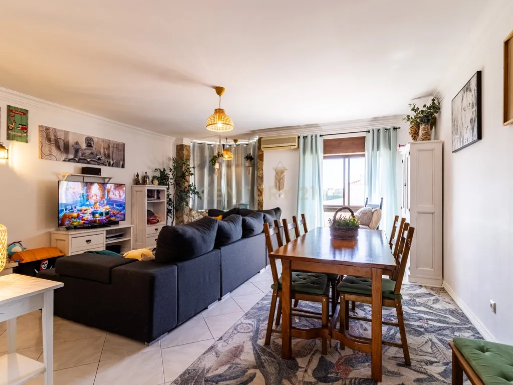 Apartamento T3 Espaçoso e Luminoso em Zona Tranquila de Sesimbra - Image 1