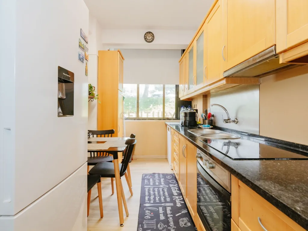 Apartamento T2 Renovado em Miratejo - Image 4