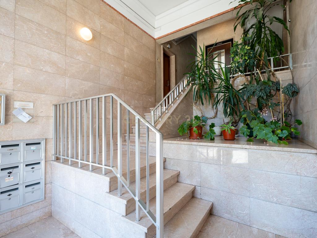 Apartamento de tipologia T3, com cerca de 115 m2, 2 WC, despensa, localizado numa das artérias principais da cidade de Odivelas, mais concretamente na Rua Professor Dr. Augusto Abreu Lopes. - Image 4