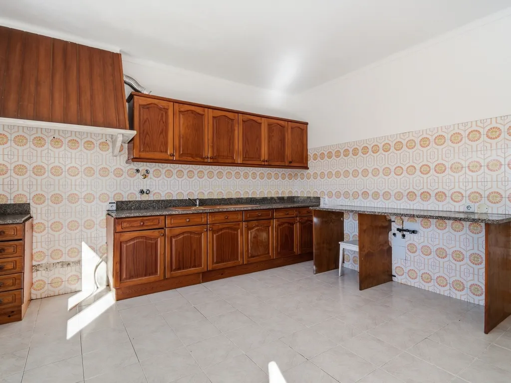 Moradia T7 de dois pisos com garagem, jardim e anexos | Terreno 894 m² na Paz em Mafra - Image 25