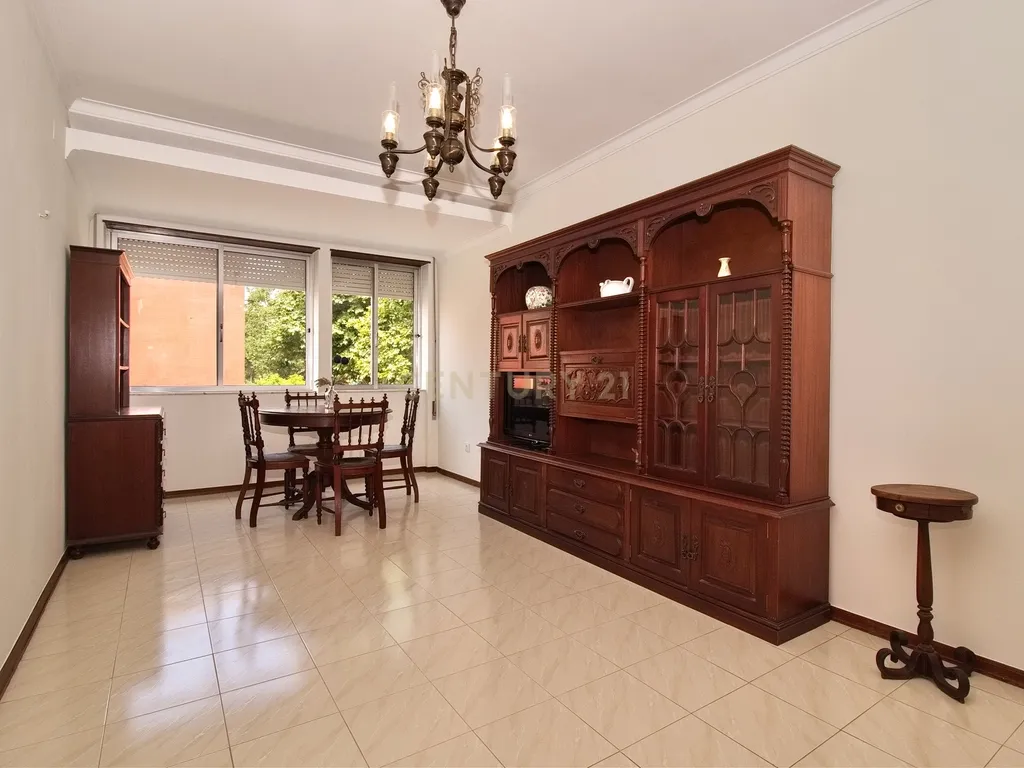 Apartamento T1 com Arrecadação, no Centro da Parede (Rebelva) - Image 1