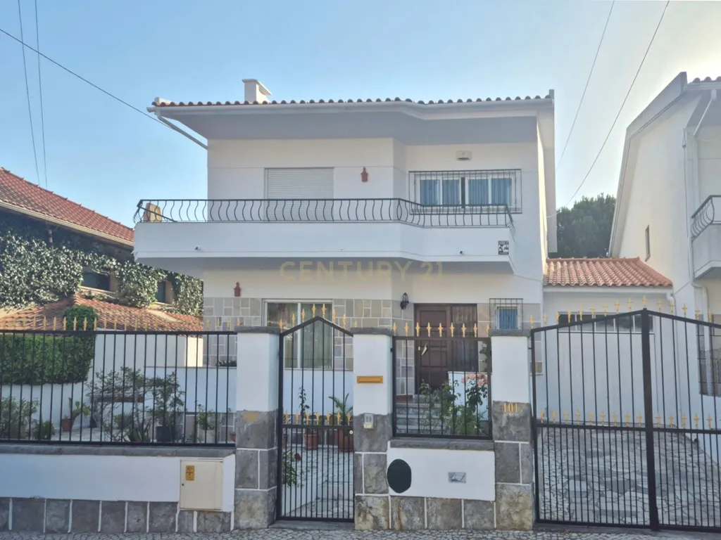 Moradia T4 isolada com jardim no Bairro do Rosário, Cascais - Image 1