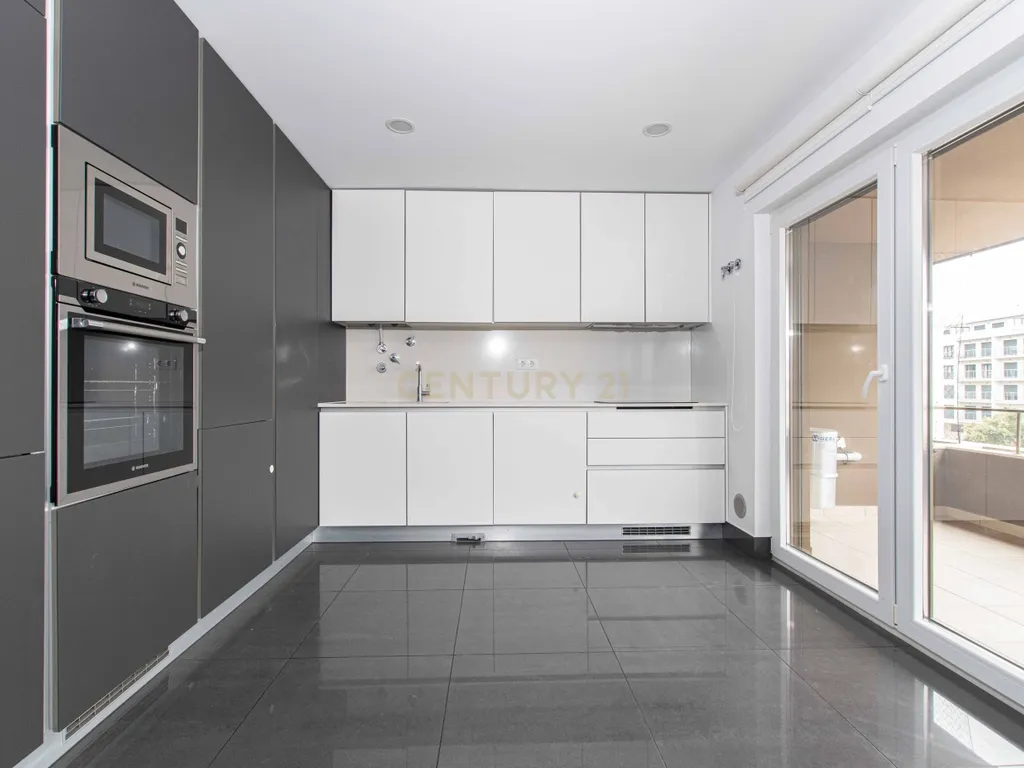 T3 moderno e espaçoso, com varanda e excelente localização no Montijo. - Image 13