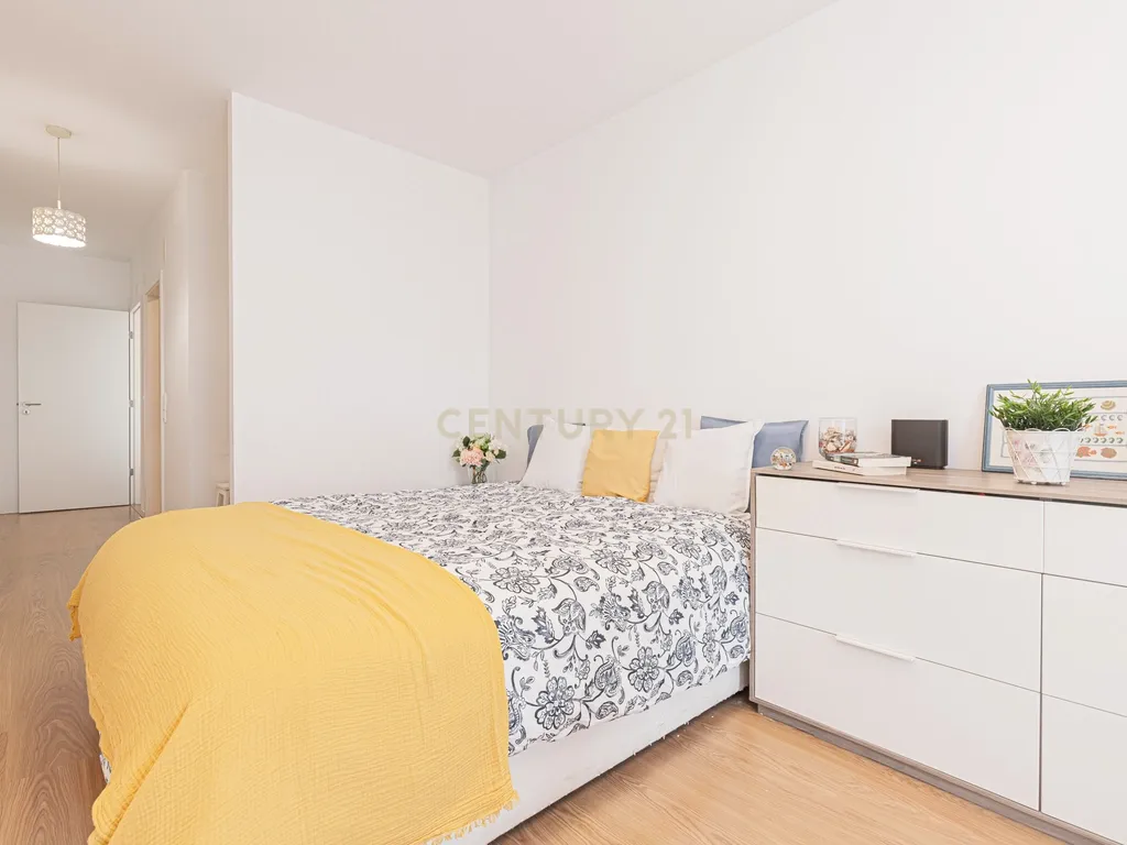 LUMINOSO APARTAMENTO T3 - Condomínio EPUL Entrecampos, com área bruta - Image 14