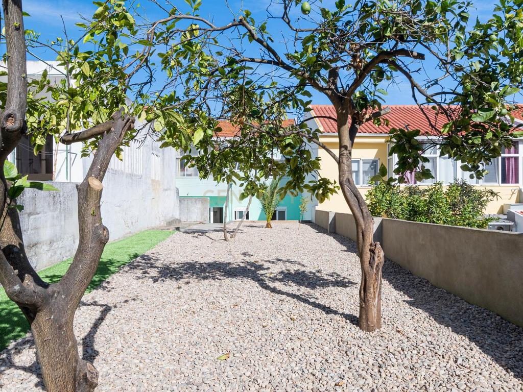 Apartamento T2 remodelado com Jardim Privativo Arrendamento - Laranjeiras -Feijó - Image 2