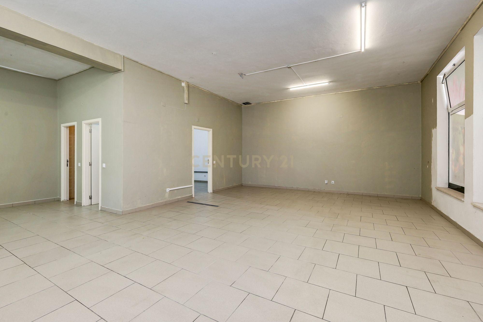 Fotografia 11 de Loja em Leiria - Urbanização Telheiro - 124m2
