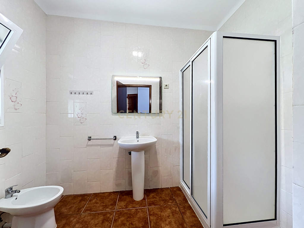 Fotografia 10 de Moradia T2 com Duas Entradas Distintas e Potencial para Segundo Apartamento | Cabouco