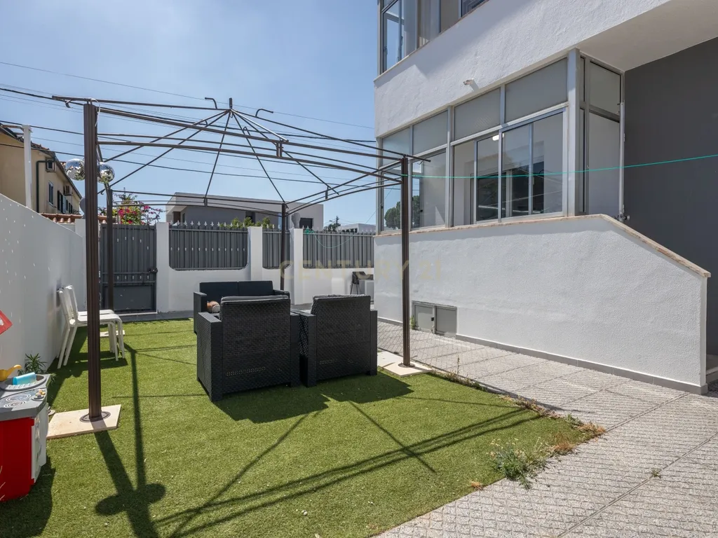 Moradia T4 com Anexo | Garagem Independente | 221 m² de Construção | 10 minutos da praia | Quintinhas | Charneca de Caparica - Image 32