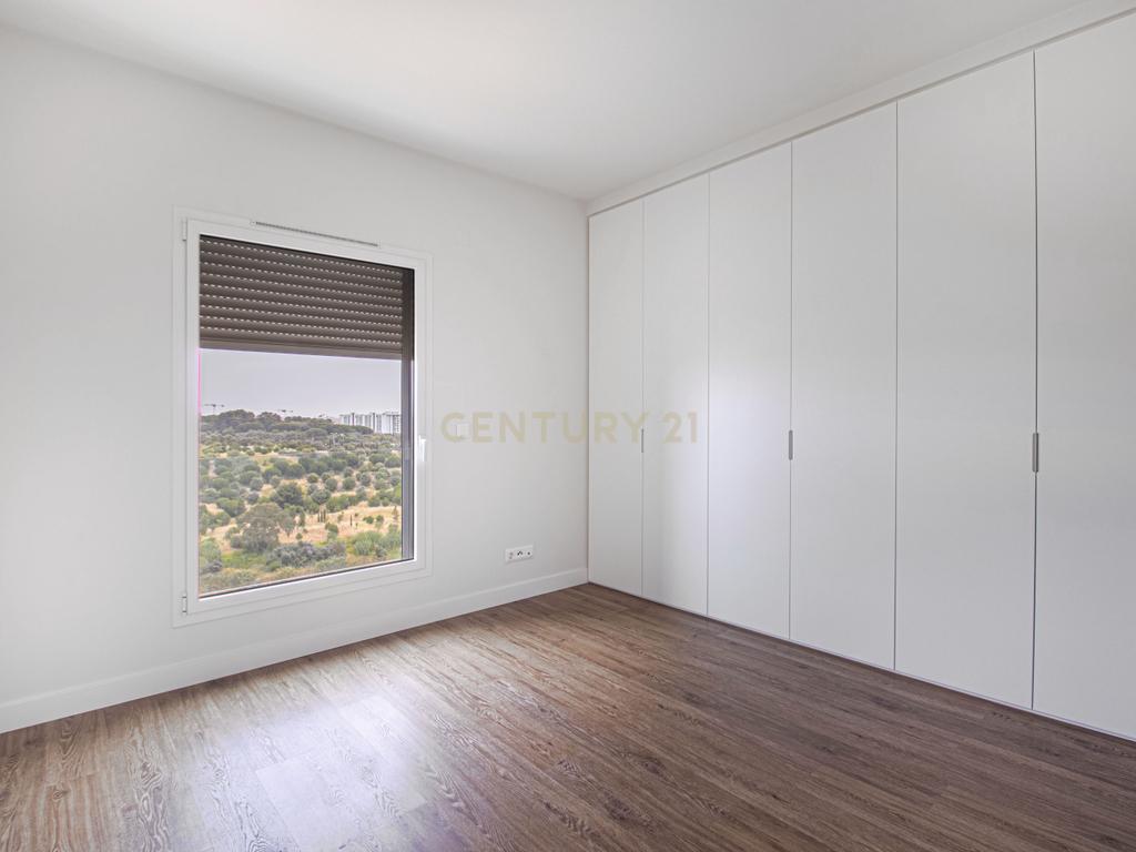 Apartamento T2 em Condomínio com Piscina e Garagem - Areeiro - Image 15