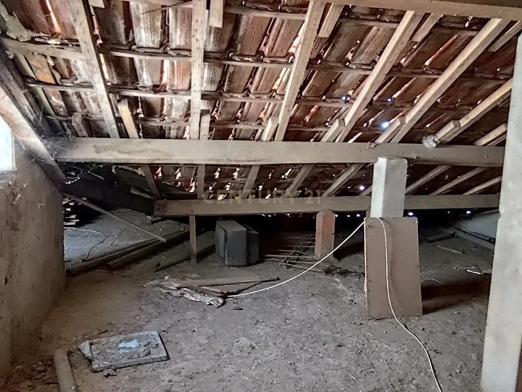 Oportunidade Única, Sótão de 84m² para Recuperação - Image 11