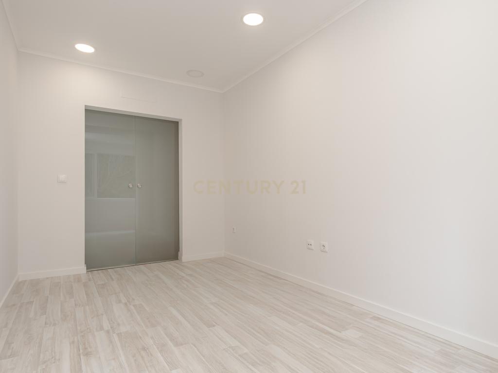 Apartamento Renovado T2 em São Vicente, Lisboa - Image 14
