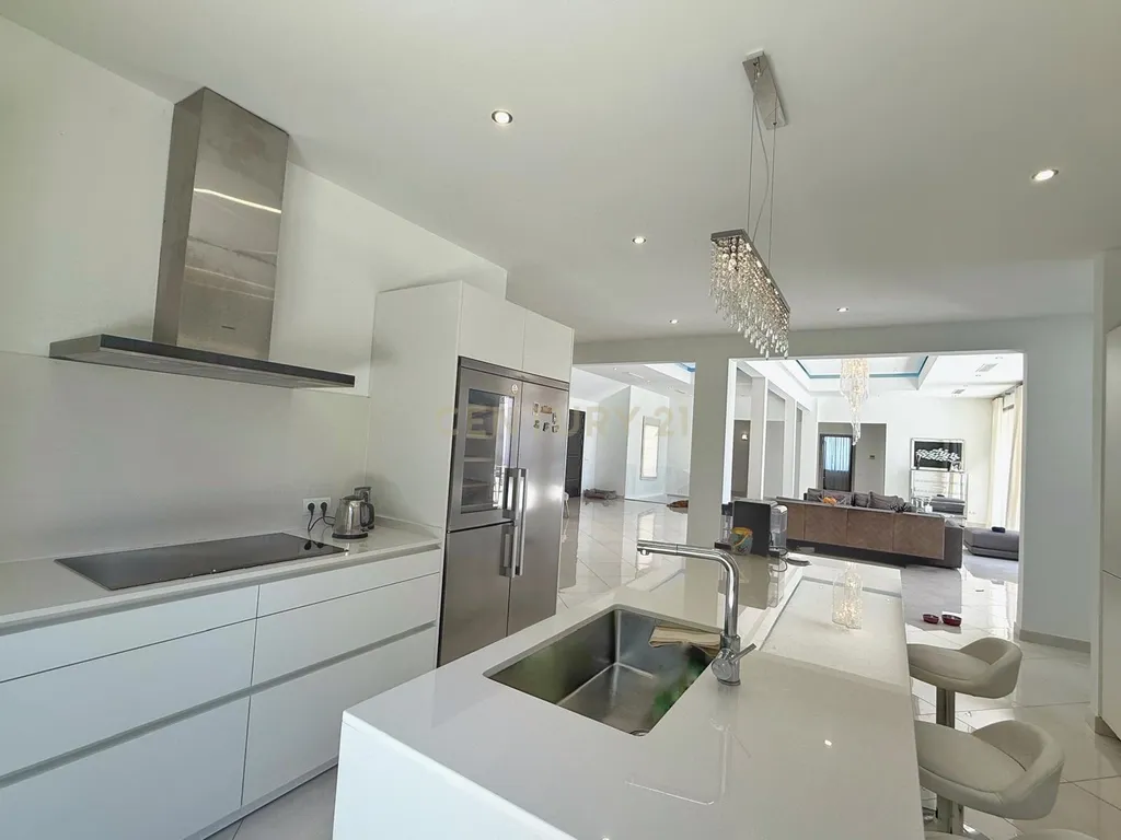 Elegante moradia mediterrânea de cinco quartos com vista para o prestigiado campo de golfe Valderrama, em Sotogrande Alto - Image 13