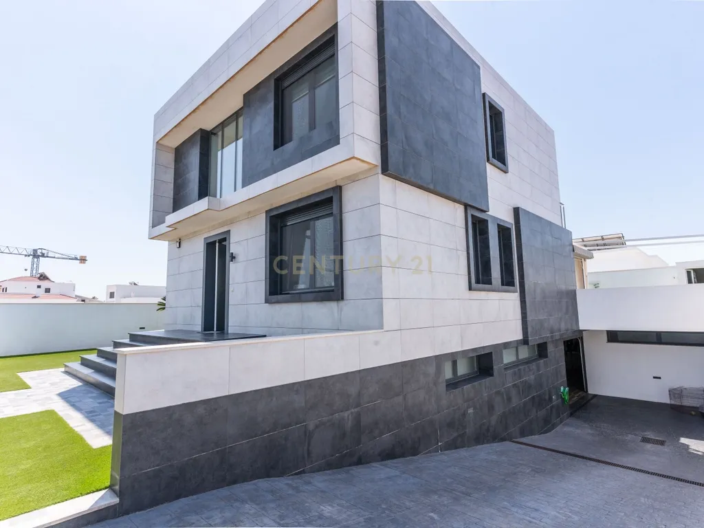 Luxuosa Moradia T4 com Vista Mar e Piscina em Almería - Image 61