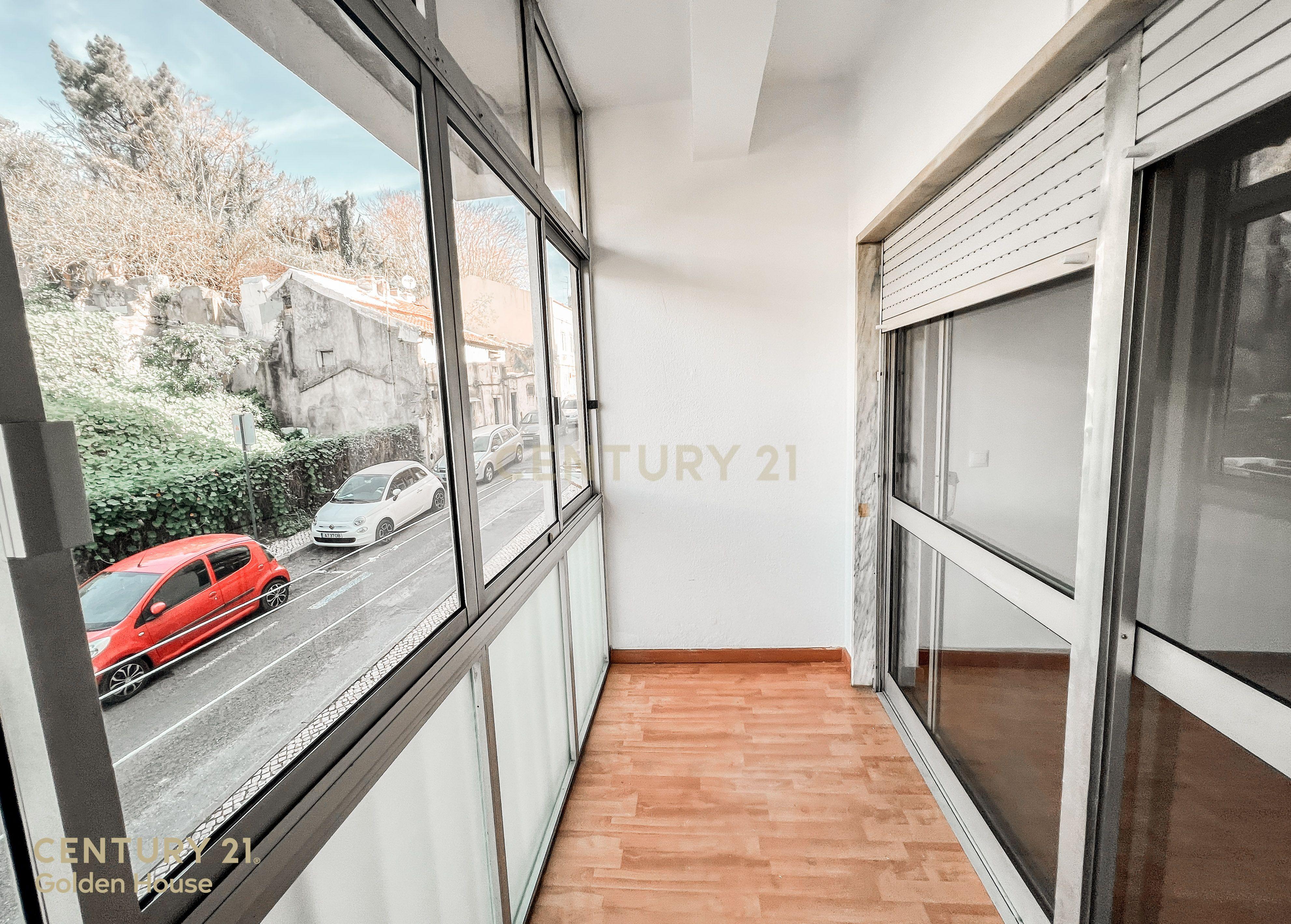 Apartamento Renovado T1 com Vista Panorâmica em Lisboa - Image 6