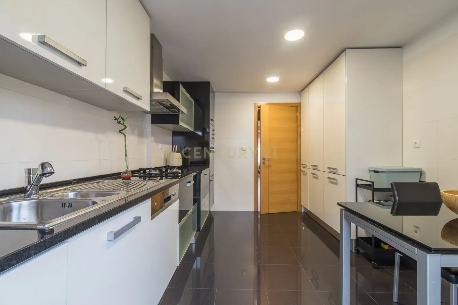 T2 com Garagem | 450 m do Metro - Image 9