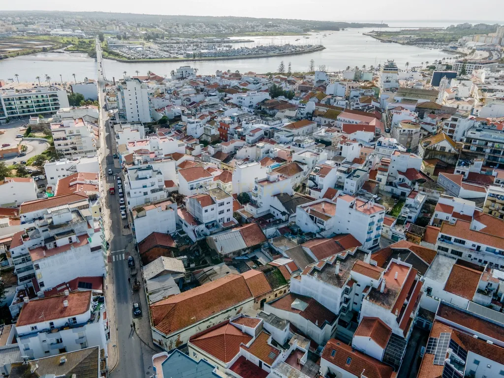 OPORTUNIDADE DE INVESTIMENTO - Edifício térreo 323m2 para recuperação no Centro Portimão - Image 25