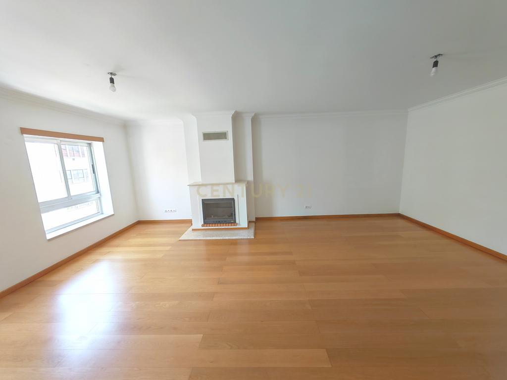 Imóvel T3 espaçoso nas Picoas, com 3 WC, 2 estacionamentos - Image 5