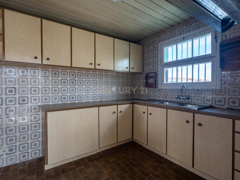 Moradia T4 + espaço comercial em Pico da Pedra - Image 7