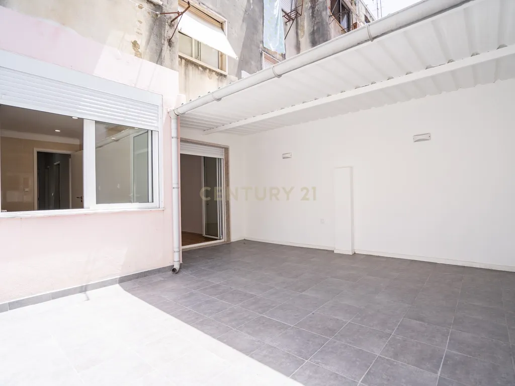Apartamento Remodelado em Moscavide, Loures - 2 Quartos com Terraço - Image 3