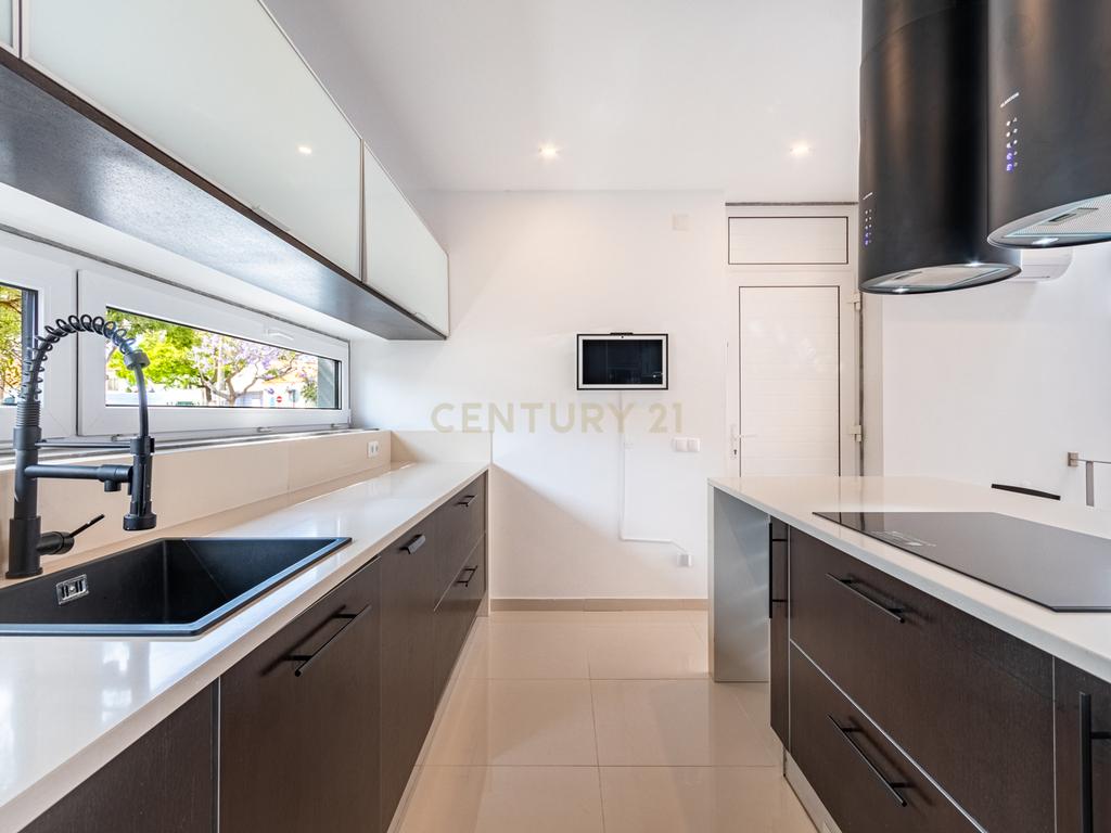 Moradia T3 com 3 Suites e Arquitetura Distinta em Samouco, Alcochete - Image 5